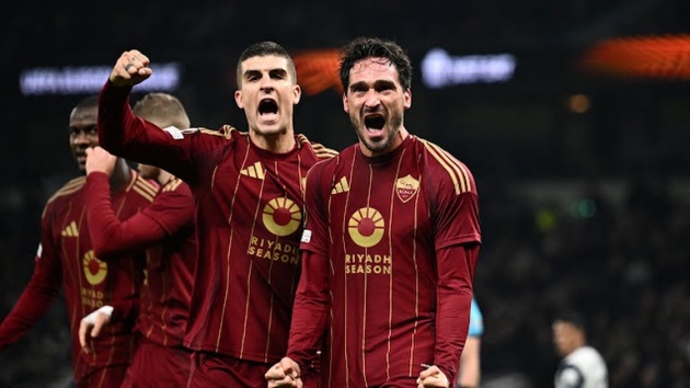 Hummels ghi bàn thắng quý giá cho Roma.